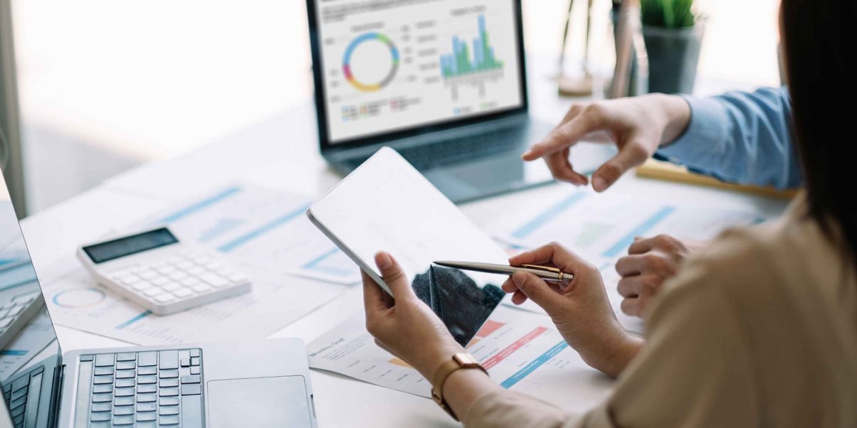 Compañeros en oficina con gráficos